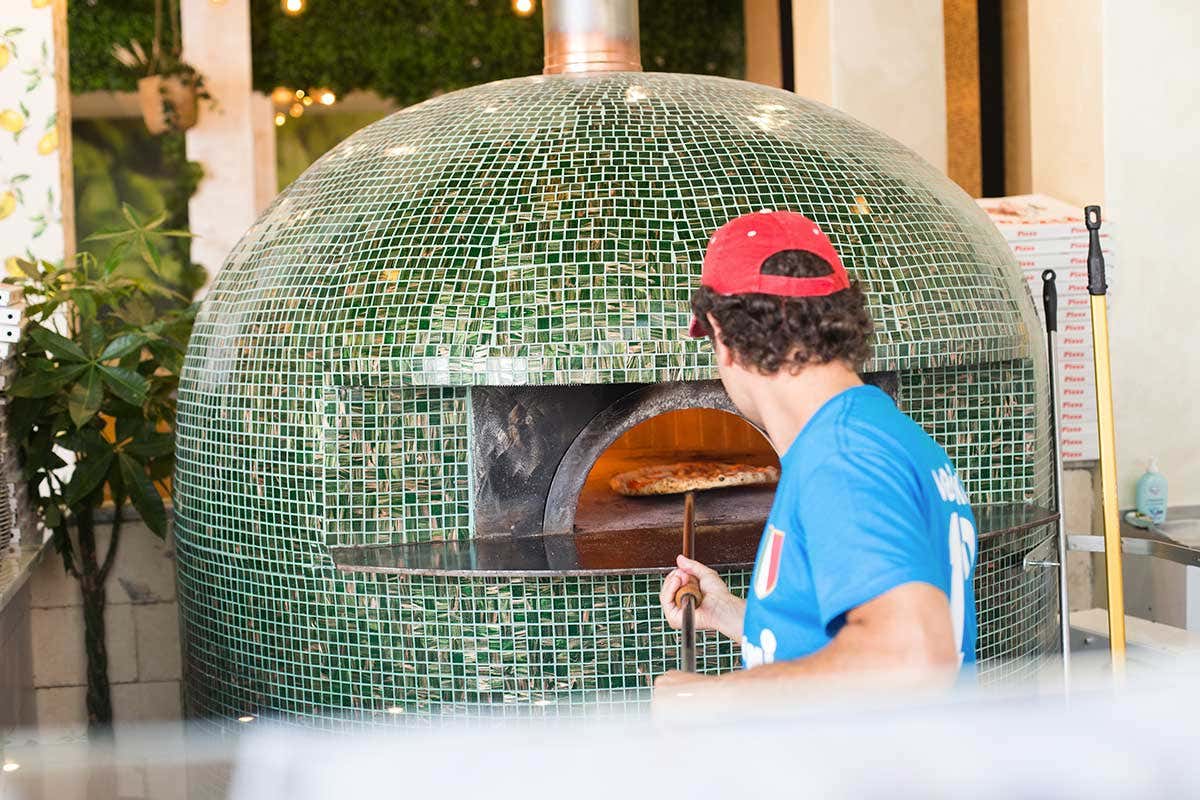 Pizzaioli in azione La catena di pizzerie Vasinikò fa cinquina con l'apertura di Cremona