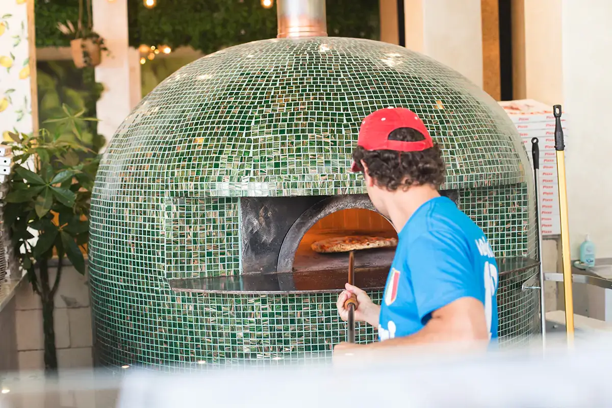 Pizzaioli in azione La catena di pizzerie Vasinikò fa cinquina con l'apertura di Cremona