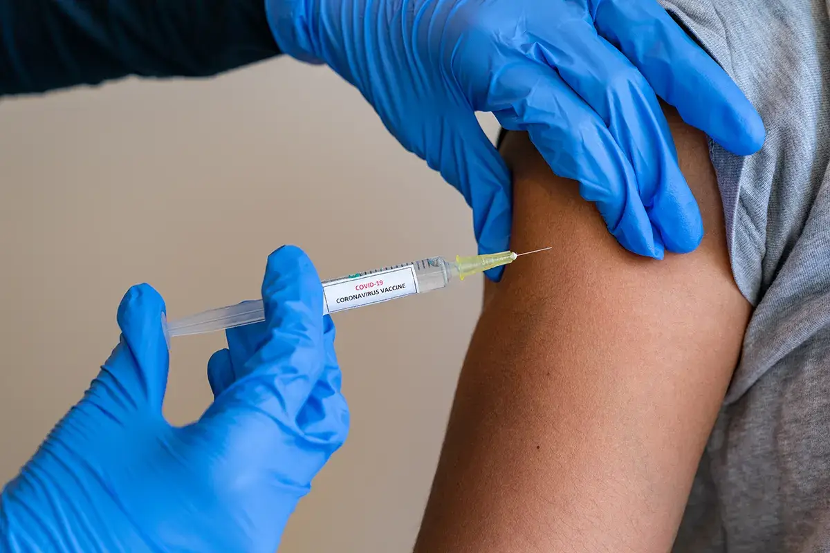 Positivo l'effetto vaccini Su le vaccinazioni, gi&ugrave; i contagi: ecco la situazione in Italia