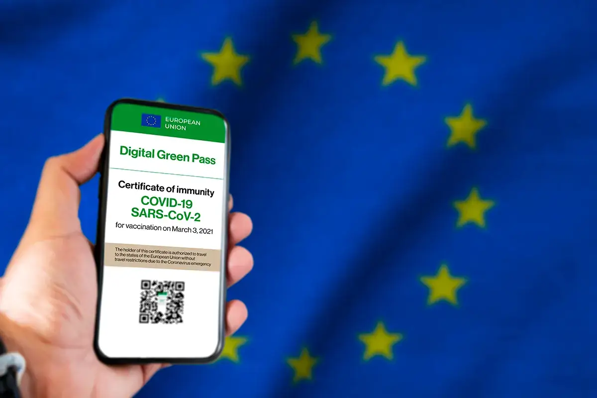 Positivo anche l'effetto Green pass Su le vaccinazioni, gi&ugrave; i contagi: ecco la situazione in Italia
