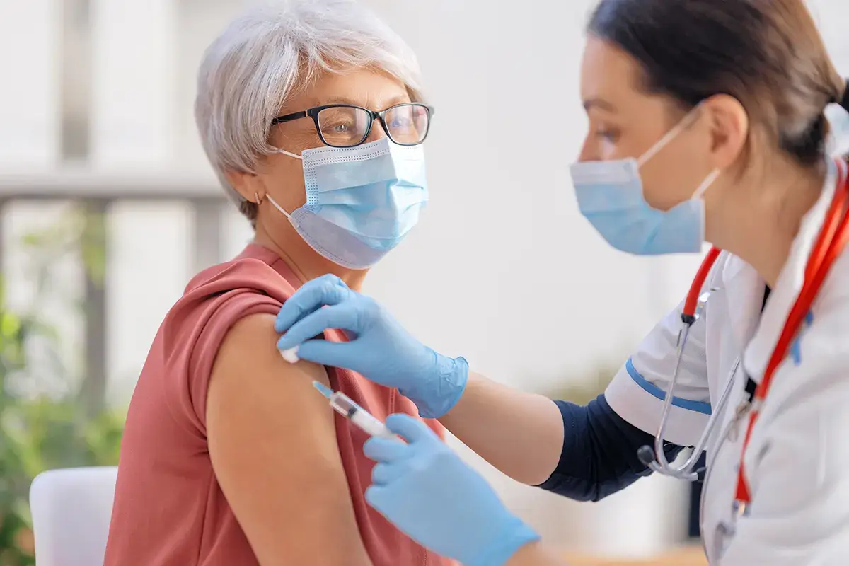 In vista della 3&ordf; dose Su le vaccinazioni, gi&ugrave; i contagi: ecco la situazione in Italia