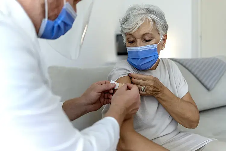 Si spinge sulla campagna vaccinale Draghi: L'obiettivo &egrave; non chiudere. Grazie ai vaccini l'economia &egrave; cresciuta del 6%