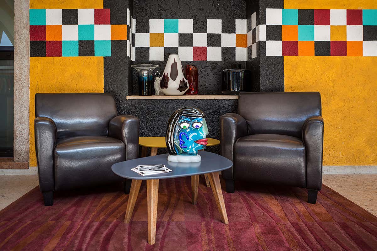 Particolare del colorato ristorante Vecchia Malcesine, la cucina e l’ironia di Leandro Luppi