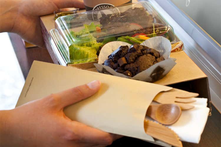 (No alla plastica monouso in tavola per un ambiente più pulito) (No alla plastica monouso in tavola per un ambiente più pulito)