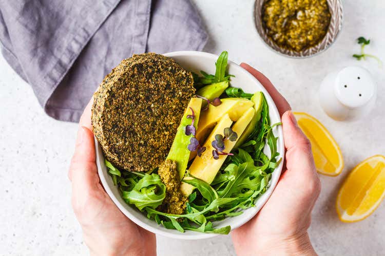 Un burger vegano (Il vegan non è più di moda Nel 2020 torna la carne (di qualità)) Un burger vegano (Il vegan non è più di moda Nel 2020 torna la carne (di qualità))