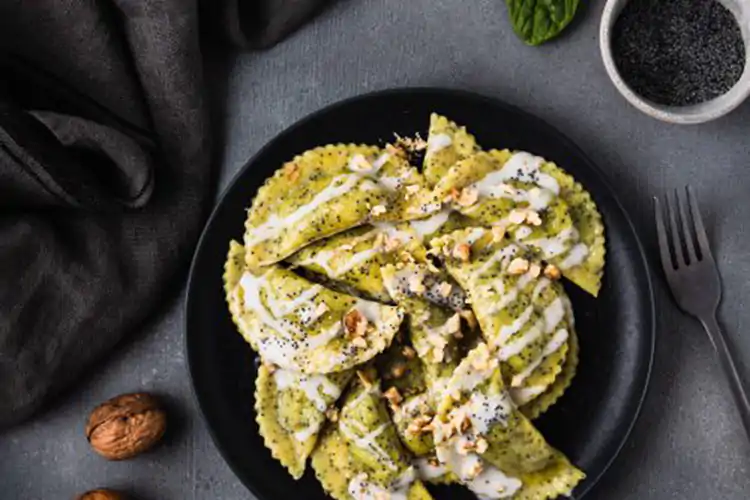 Ravioli ai semi di papavero ripieni di ricotta di mandorle e spinaci di Veggie Situation&nbsp; Vegani? Non solo insalate Ecco le ricette di primavera