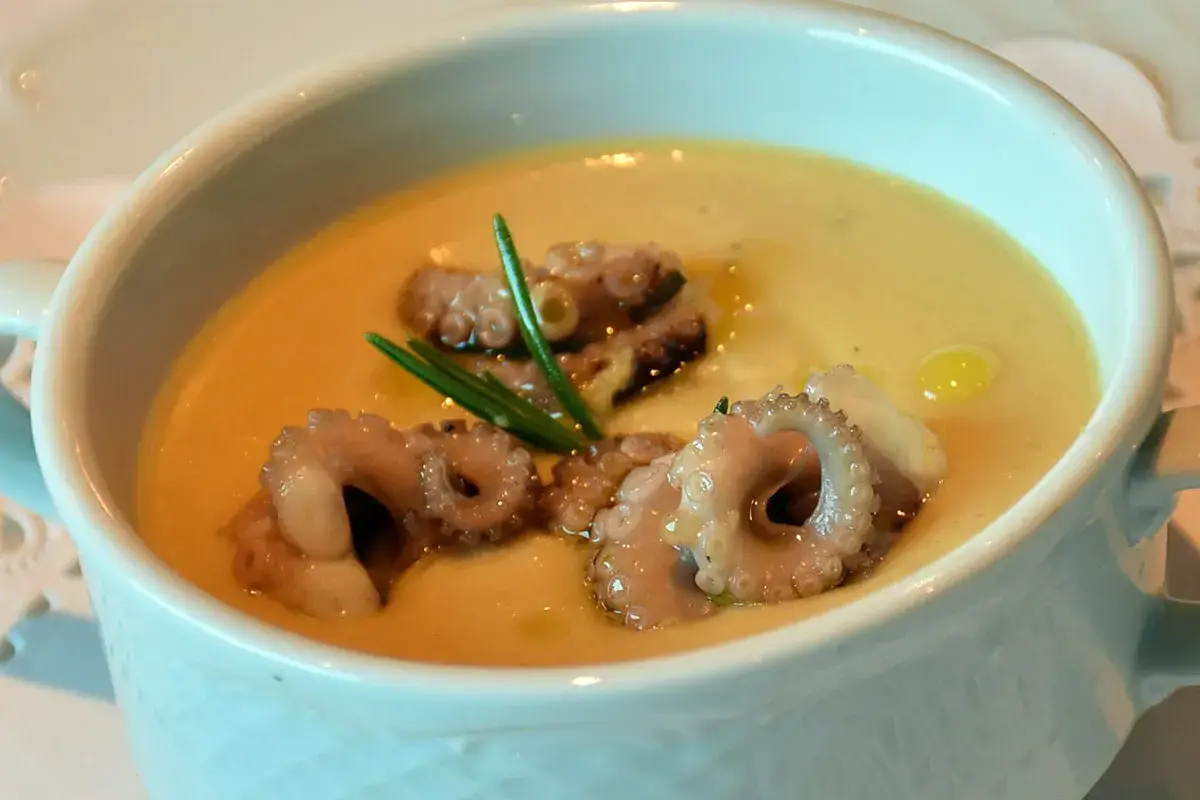 Vellutata di ceci con olio d'oliva e rosmarino e polpo arrosto Vellutata di ceci e polpo