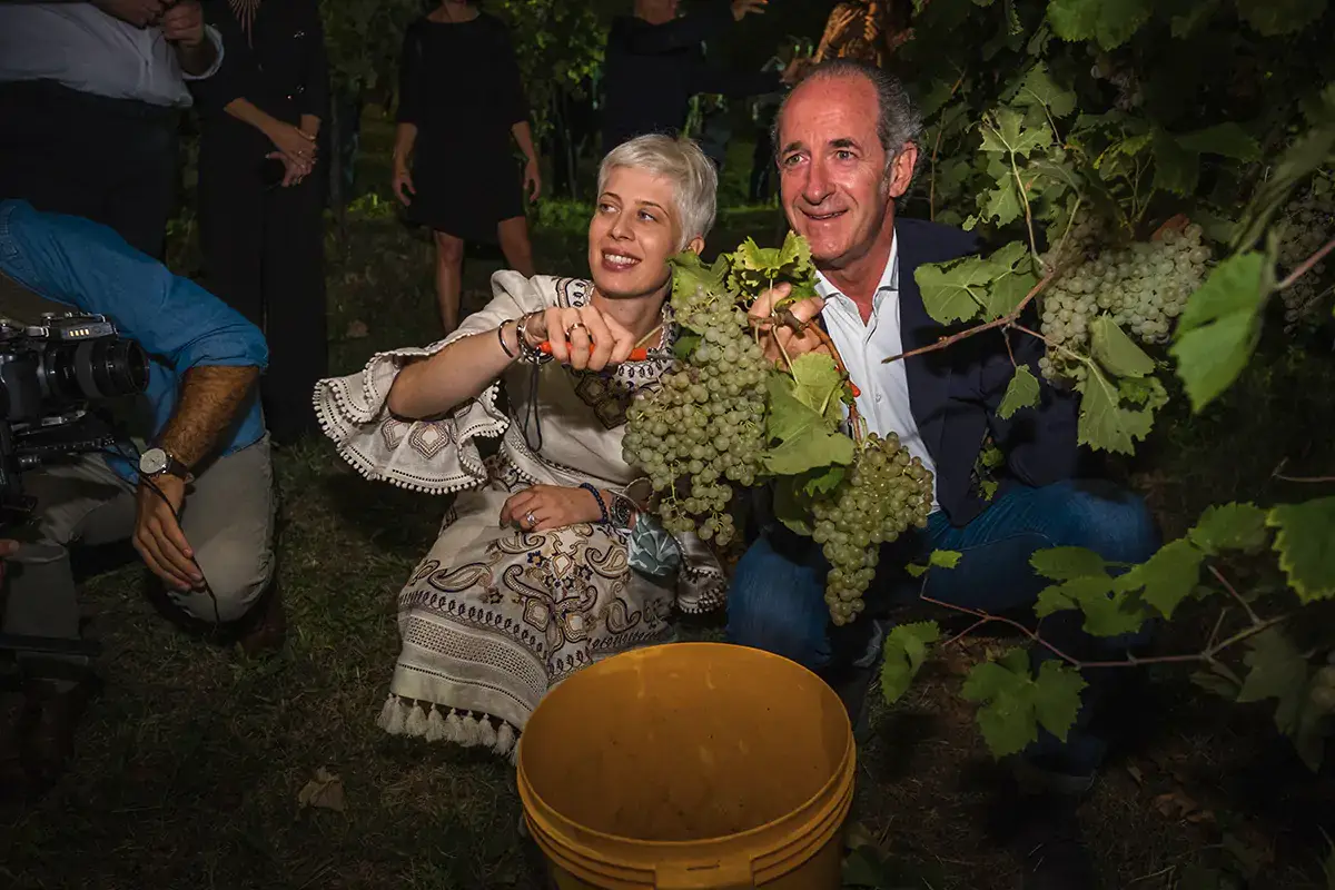 Da sinistra, Sarah dei Tos e il presidente della Regione Veneto Luca Zaia Vino e sostenibilit&agrave;, sulle Colline del Prosecco pi&ugrave; spazio a biologico ed enoturismo