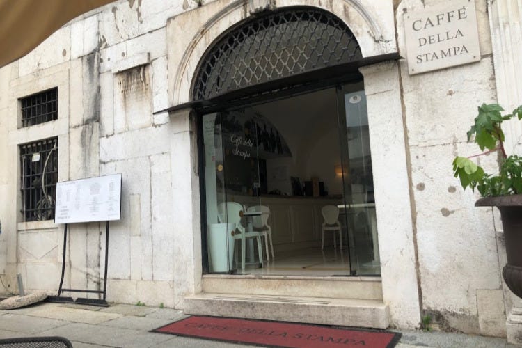 In vendita il Caffè della stampa a Brescia - In vendita il Caffè della stampa Duro colpo al centro di Brescia