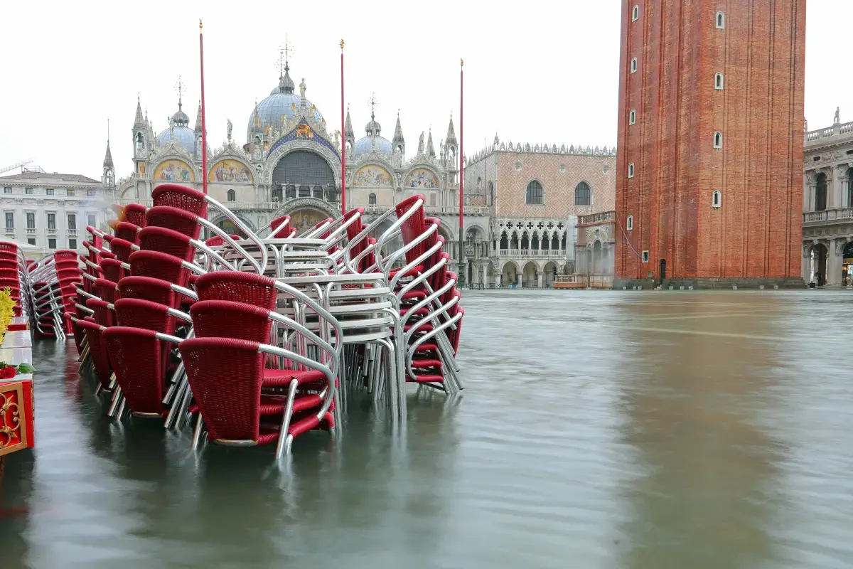 Piazza San Marco con l'acqua alta Acqua alta Venezia, bar, hotel e ristoranti in rivolta: &ldquo;Non ci hanno rimborsato i danni&rdquo;