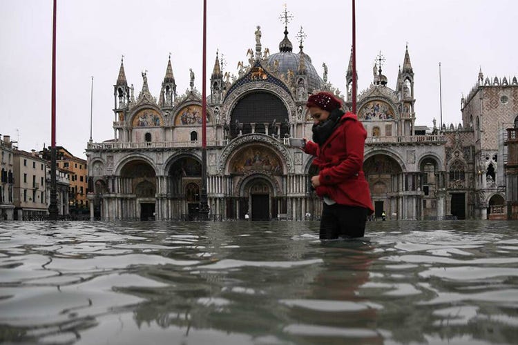 Venezia torna sott’acqua 
Ora rischia il turismo delle feste