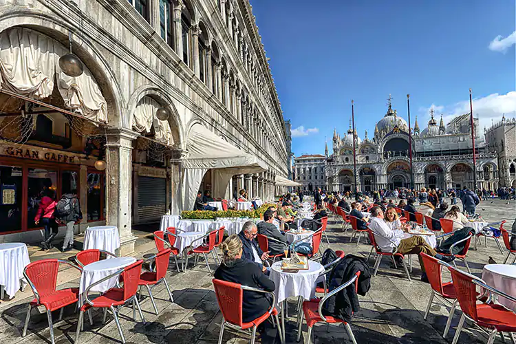 La nuova proposta del Caff&egrave; Quadri: il bacaro in piazza Riapre il Caff&egrave; Quadri a Venezia nella terrazza in Piazza San Marco