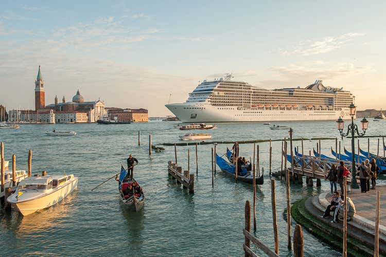 Si stima che il turismo crocieristico valga circa 280 milioni di euro di incassi annui per i commercianti veneziani (foto: venetoeconomia.it) (Venezia e le grandi navi Che farà Toninelli il 30 giugno?)