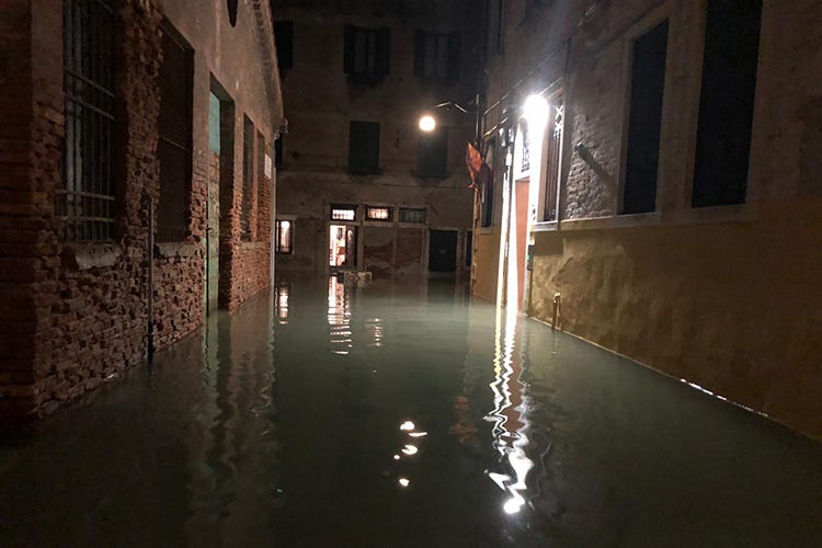 Venezia, locali sott'acqua 
Turisti bloccati negli hotel
