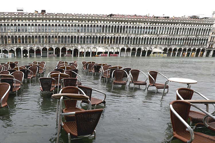 Comunicazioni contrastanti sull'acqua alta - Il Mose asciuga Venezia Gli allarmismi affondando il turismo