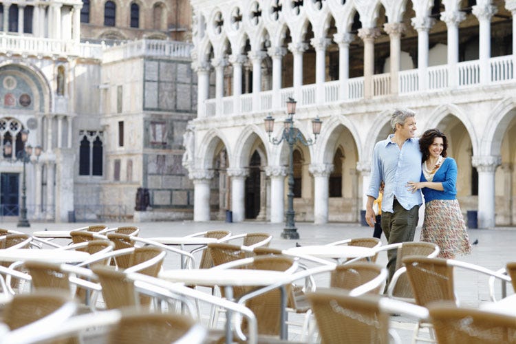 Tavolini vuoti in piazza San Marco - Il Covid e la crisi svuotano Venezia Ma i prezzi restano inaccessibili