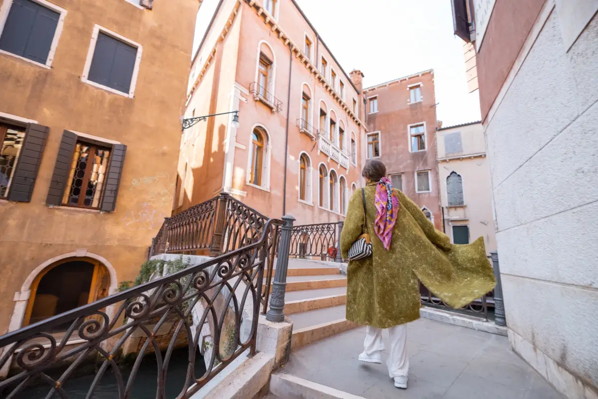 Turista a Venezia. Le citt&agrave; d'arte sono le pi&ugrave; scelte per il ponte di Ognissanti&nbsp; A Ognissanti gli italiani scelgono... l'Italia: in testa citt&agrave; d'arte e montagna