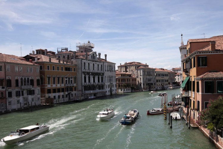 (Venezia, regole contro turisti maleducati Tra le sanzioni anche il daspo)