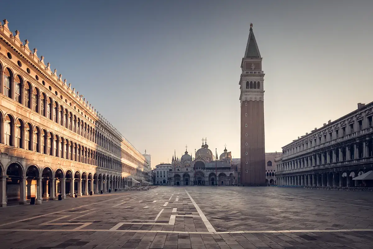 Piazza San Marco&nbsp; Maltempo in Veneto, si staccano dei frammenti dal campanile di San Marco