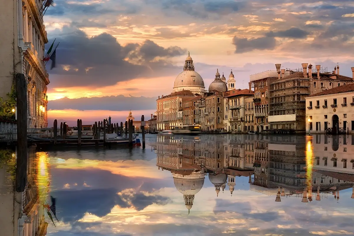 A Venezia invasione di turisti, dal 2022 i tornelli La Venezia del 2022? Tornelli e visita e accesso da prenotare