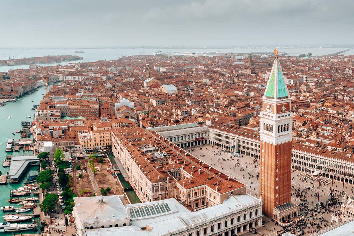 Venezia combatte il turismo di massa Venezia verso il numero chiuso, ma il turismo è a secco