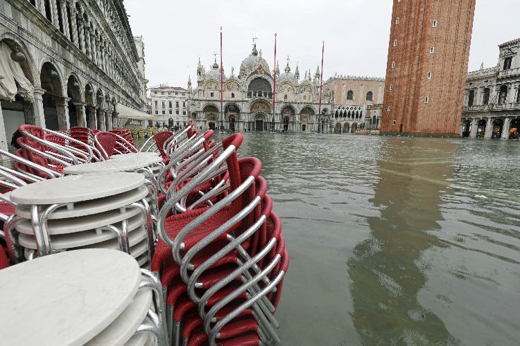 L'acqua alta a Venezia - Ci mancava solo il Mose zoppo Altro colpo per il turismo e Venezia