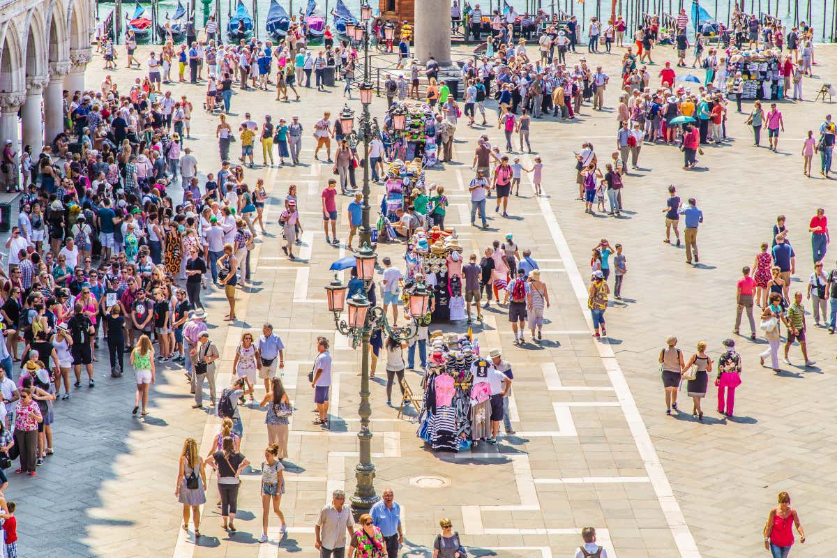 Picnic indigesto per quattro turisti a Venezia: 4.200 euro di multa