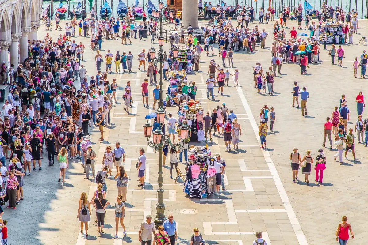 Turisti in centro a Venezia&nbsp; Verona come Venezia: l'invasione dei b