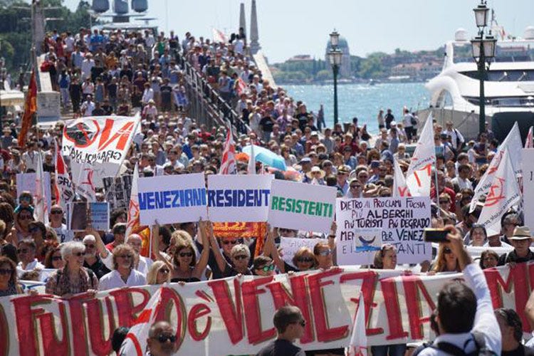 I veneziani non ci stanno più Protesta contro il turismo di massa