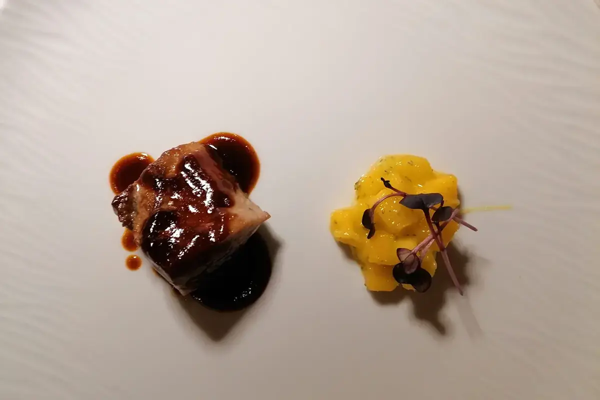 Ventresca di tonno rosso, insalata di mango e proprio fondo Grand Hotel di Alassio, dove tradizione e innovazione si incontrano davvero