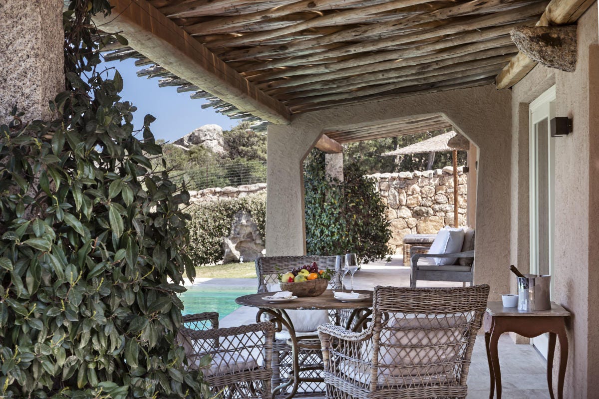 La veranda della villa privata al Petra Segreta Resort & SPA Petra Segreta: un resort tra lusso e riservatezza in Sardegna