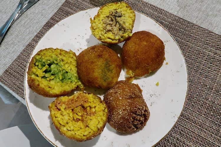 Le arancine, specialit&agrave; del venerd&igrave; (Verdechiaro, cucina salutistica da gustare anche a casa DA FINIRE)