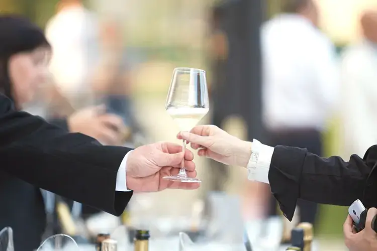 A trainare le performance dei vini marchigiani &egrave; il Verdicchio dei Castelli di Jesi in versione spumante Exploit dei vini marchigiani: 360mila bottiglie prodotte ( 58% rispetto al 2020)