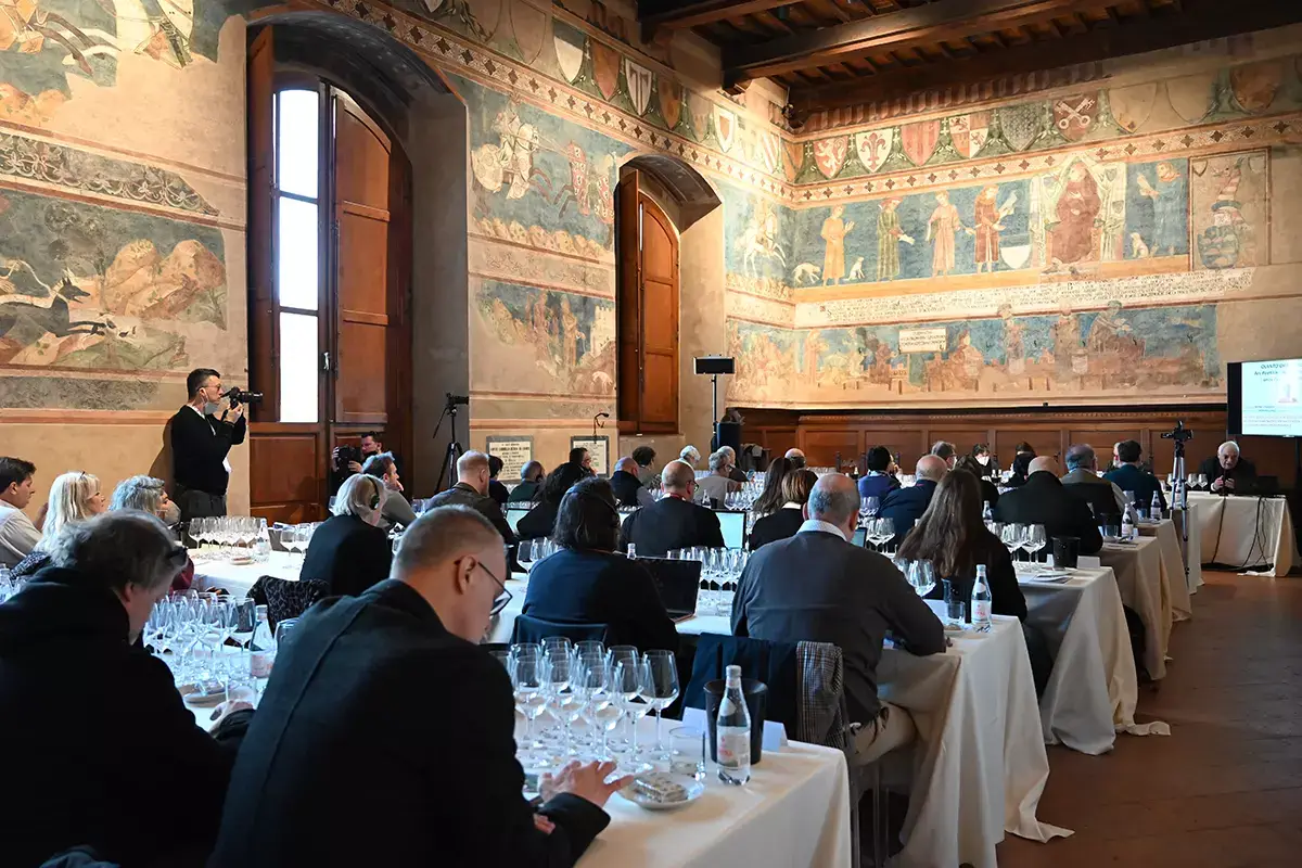 La degustazione alla 17&ordf; edizione della Vernaccia di San Gimignano Vernaccia di San Gimignano, numeri pi&ugrave; che positivi per i 50 anni del Consorzio