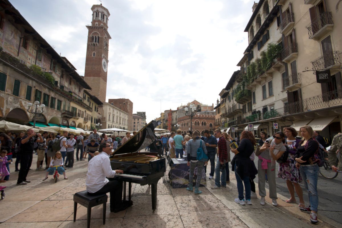 Turisti a Verona in piazza delle Erbe Verona come Venezia: l'invasione dei b
