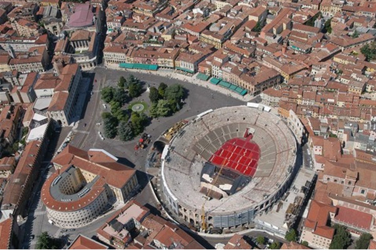 Veduta aerea di Verona (foto Rinaldi) Venezia, Padova e Verona: alla scoperta di tesori nascosti e delle migliori pizzerie