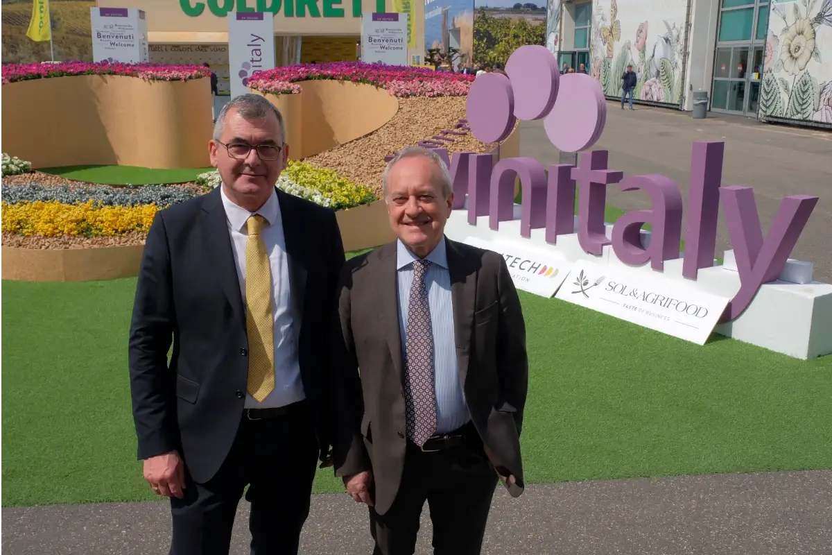 Da sinistra Maurizio Danese e Giovanni Mantovani (Ennevi foto)&nbsp; &Egrave; stato un Vinitaly internazionale: mai cos&igrave; tanti stranieri