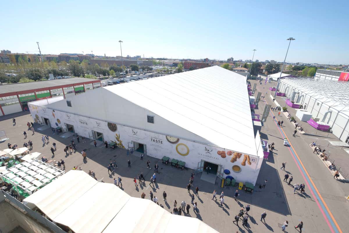 Veduta aerea del Vinitaly2022 (Ennevi foto) È stato un Vinitaly internazionale: mai così tanti stranieri