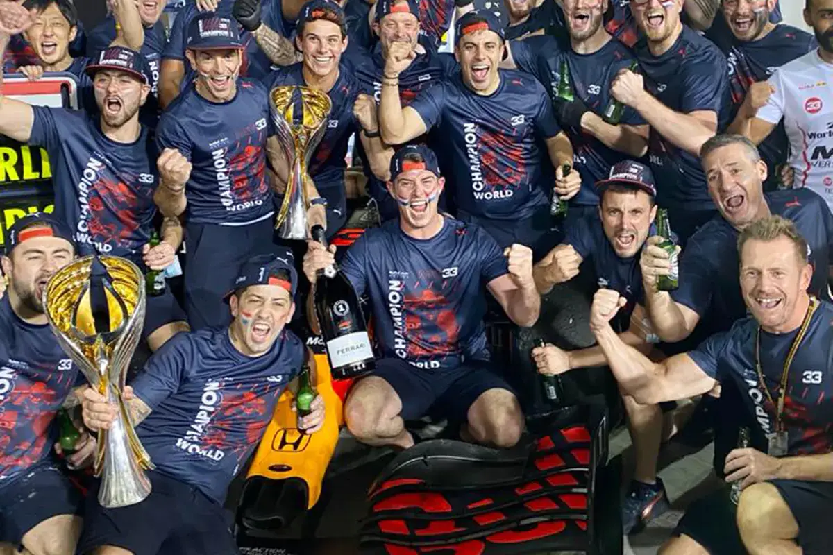 Il team Red Bull festeggia la vittoria del campionato del mondo di Formula 1 di Max Verstappen stappando una bottiglia Ferrari Verstappen campione del mondo di Formula 1, festa anche per la cantina Ferrari