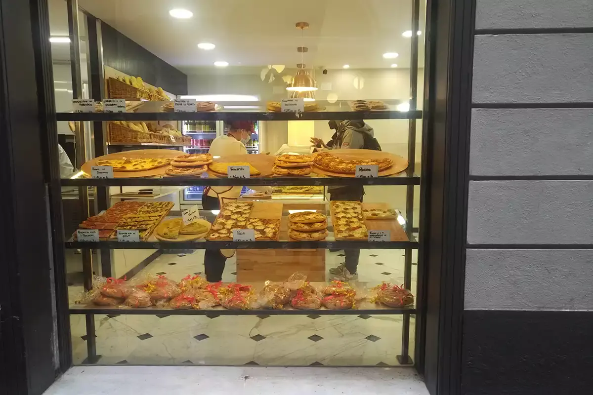 La ricca offerta del locale in centro a Genova La focaccia di Ahmed El Karoubi seduce Genova