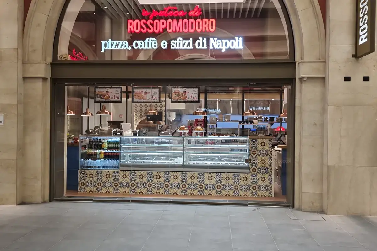 La vetrina per il servizio veloce Rossopomodoro apre a Torino Porta Nuova la sua decima pizzeria in Piemonte