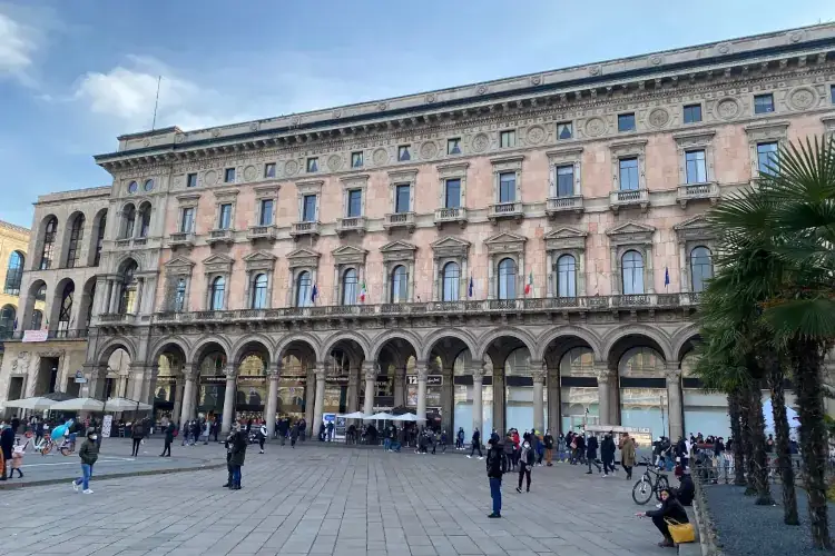 piazza Duomo, palazzo del Comune di MIlano AAA Milano - Comune cerca investitori per hotel di lusso in piazza Duomo