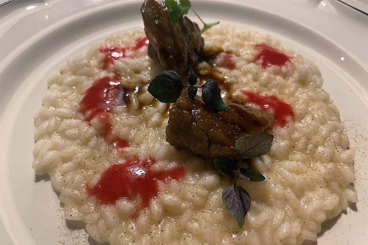 Vialone nano alla parmigiana, animella glassata, lampone fermentato e liquirizia Orto by Jorg Giubbani, insolito (ma riuscito) abbinamento tra Liguria e Alto Adige