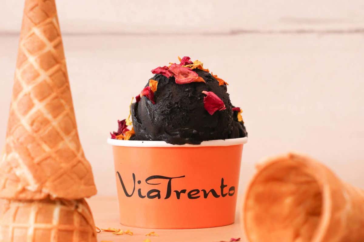 Urban Garden è il nuovo gelato di Via Trento Gelato e Caffè: alla vaniglia con carbone vegetale e fiori edibili Urban Garden è il nuovo gelato di Via Trento Gelato e Caffè: alla vaniglia con carbone vegetale e fiori edibili
