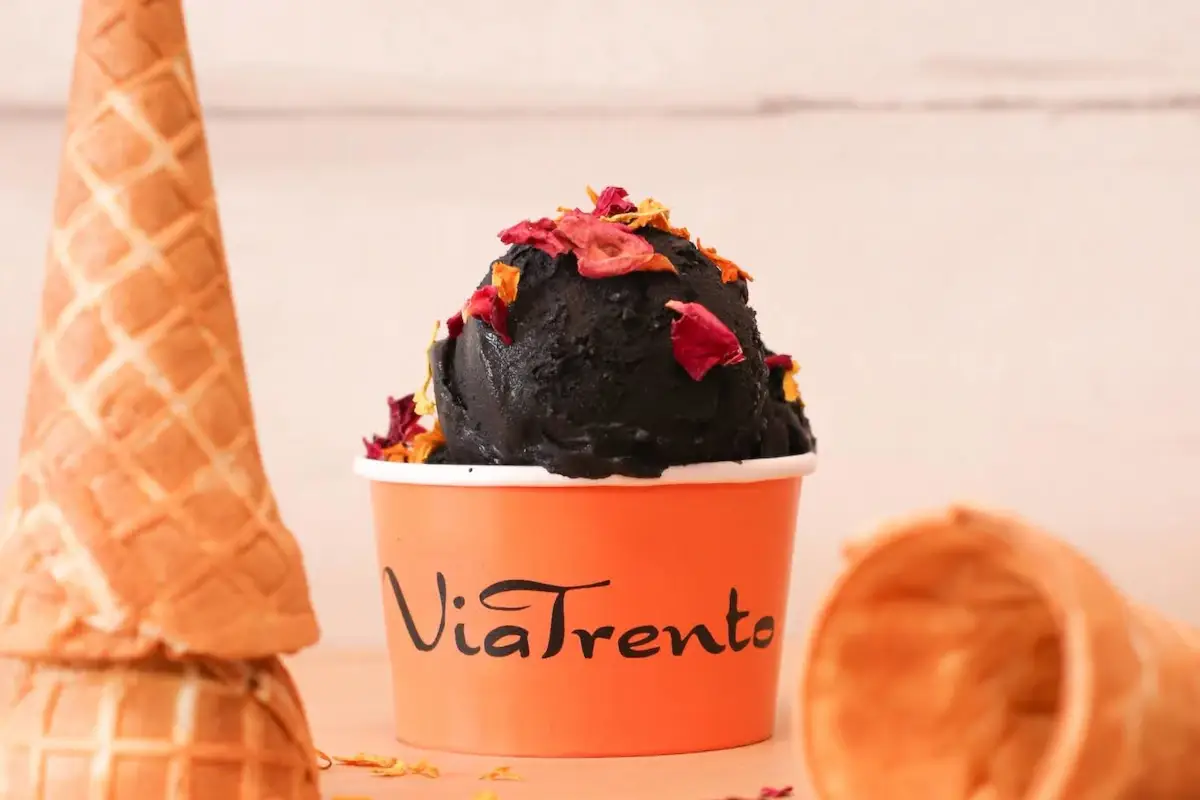 Urban Garden &egrave; il nuovo gelato di Via Trento Gelato e Caff&egrave;: alla vaniglia con carbone vegetale e fiori edibili 