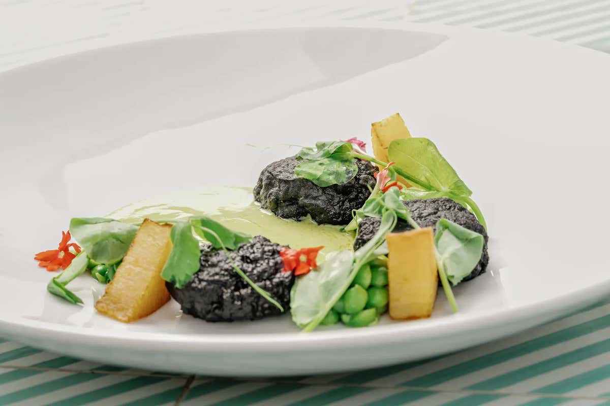 Il pop-up propone anche una cucina essenziale e stagionale