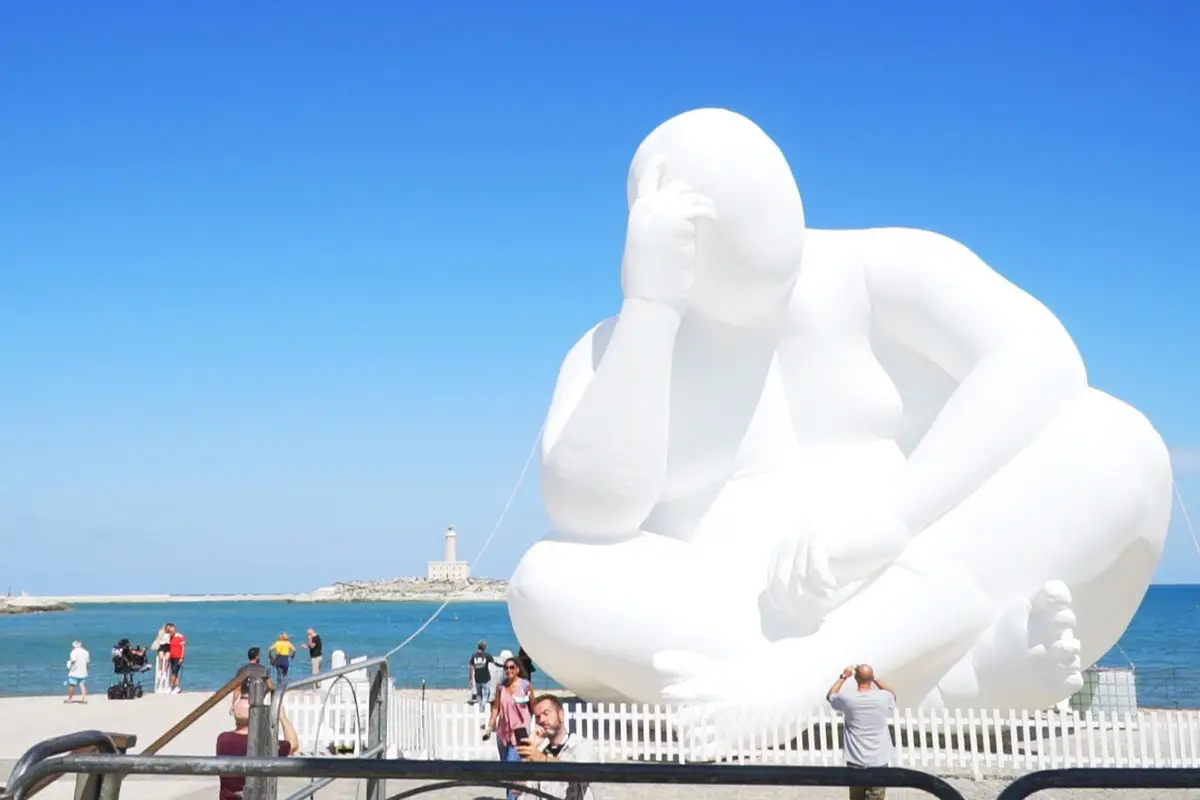L&rsquo;installazione luminosa Man di Amanda Parer 