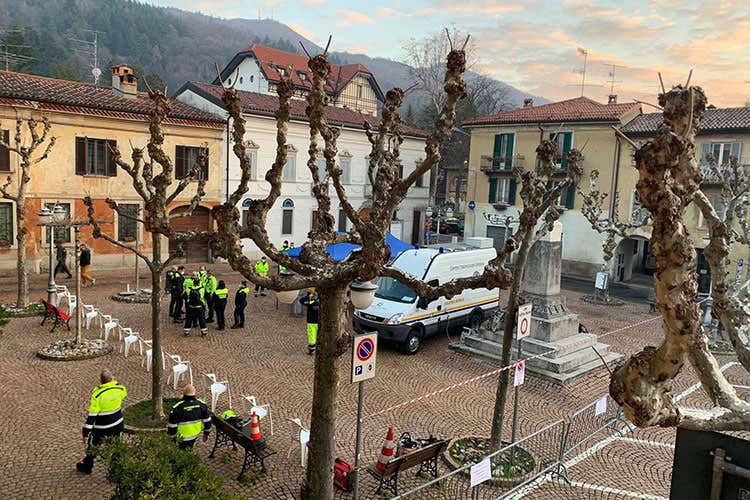 Il centro del Paese presidiato dalla Protezione civile - Viggiù, dalla zona rossa locale al bollino covid free