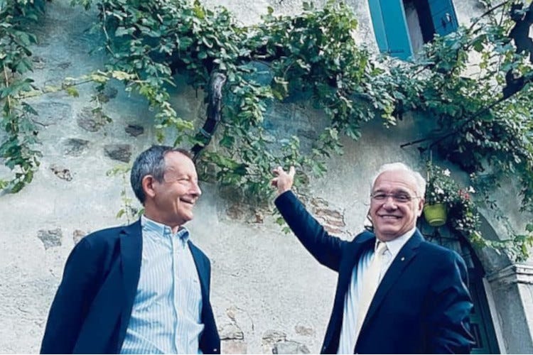 Diego Tomasi e Giorgio Borin indicano l'antica vigna davanti alla tomba del Petrarca “Calici di Stelle” ad Arquà Petrarca: un antico vitigno accanto alla tomba del poeta