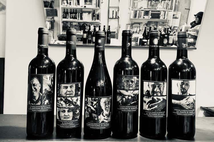 Le etichette dei produttori che aderiscono al progetto (Val d’Orcia, i vignaioli si raccontano in un libro e sulle loro etichette)